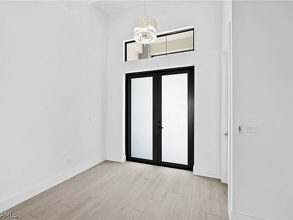 2nd image of 301 NE 7th Terrace Cpe