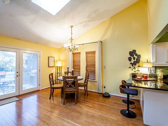 3rd image of 2208 Woodlawn Ave