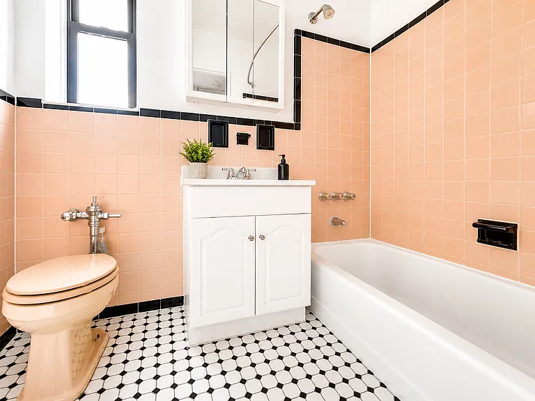 525 Riverdale Ave #6U — Photo 1