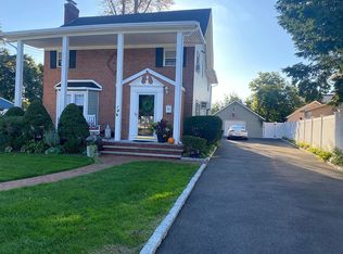 194 S Bayview Ave, Freeport, NY 11520