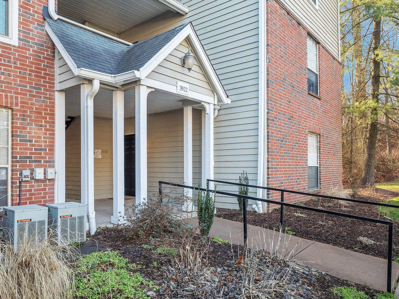 2 bed, 1070 sqft, $2,300 — Photo 2