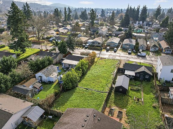 2nd image of 7233 SE Crystal Springs Blvd
