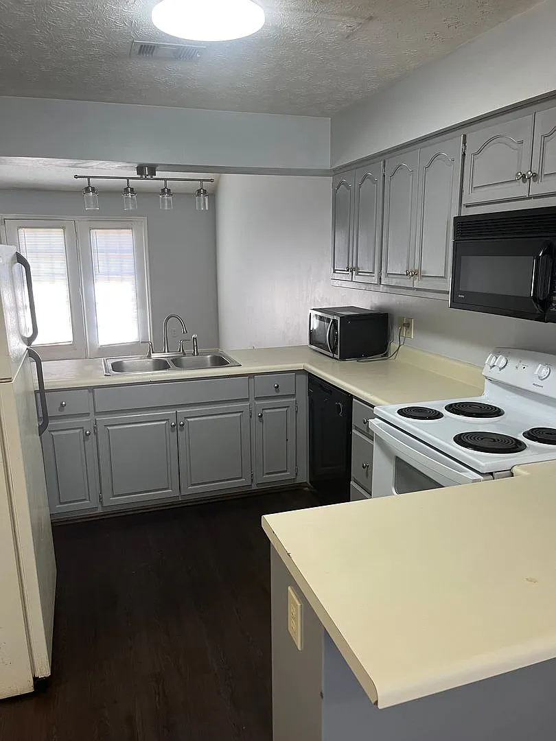 3-Bedroom, 3-Bath Duplex in a Convenient Location! — Photo 4