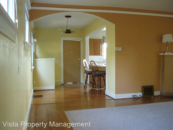 4th image of 414 E Division Ln