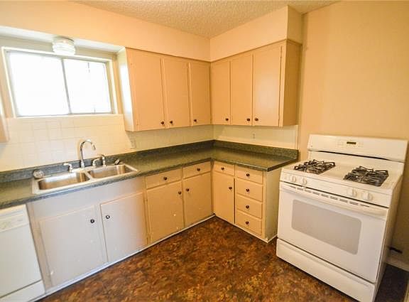 3rd image of 1305 Stratford Ln