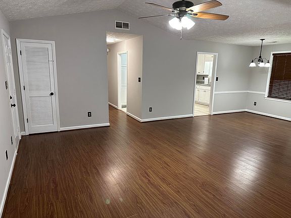 4th image of 492 Oakwood Manor Dr