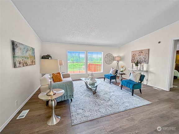 3rd image of 9820 205th Avenue SE