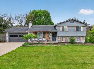 11479 Farmhill Dr, Fenton, MI 48430