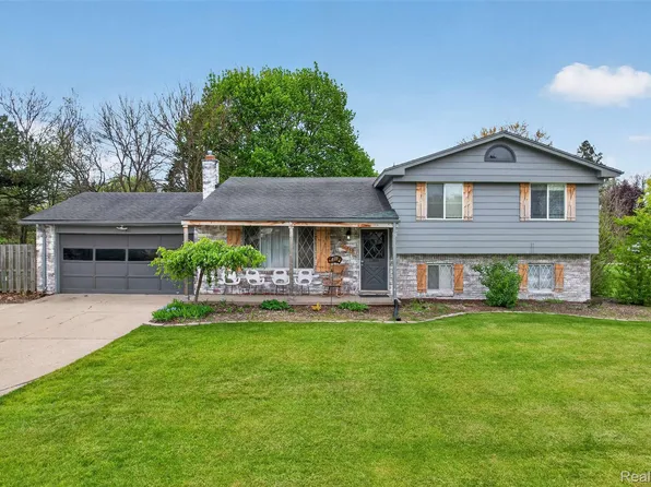 11479 Farmhill Dr, Fenton, MI 48430