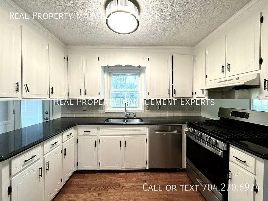 Building Photo - 6008 Mallard Dr