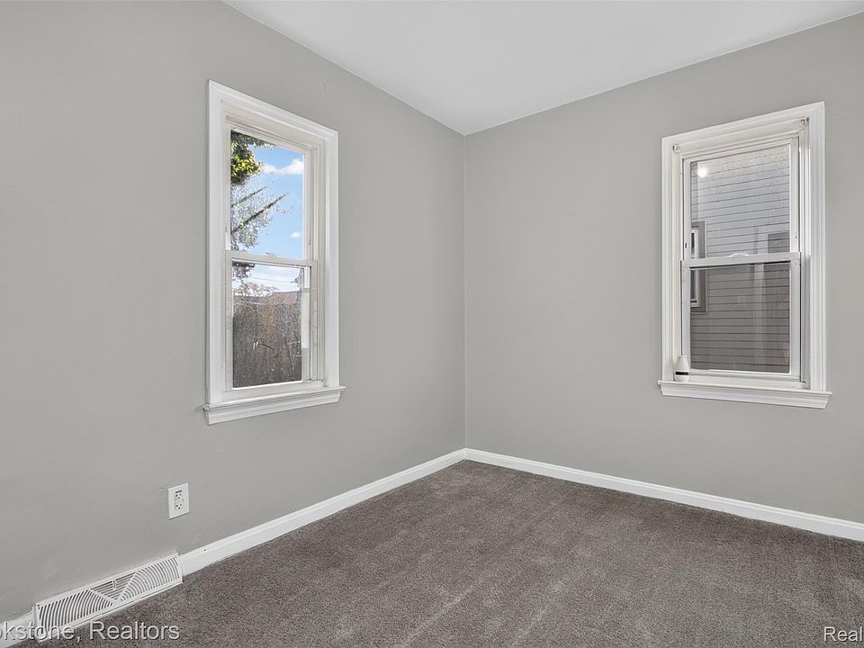 28080 Rosemont St, photo 9