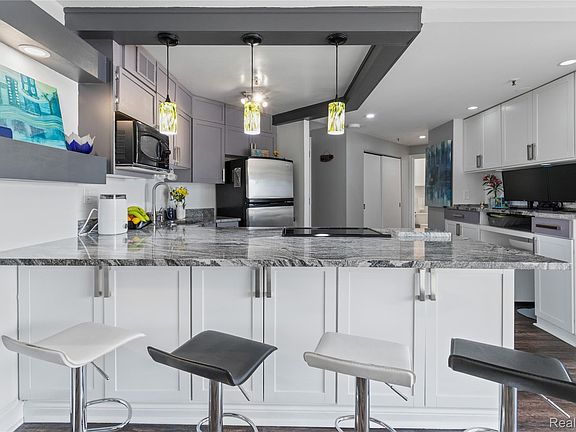 2nd image of 1001 W Jefferson Ave #2H