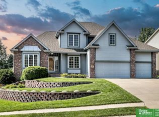 915 Knapp Dr, Papillion, NE 68046