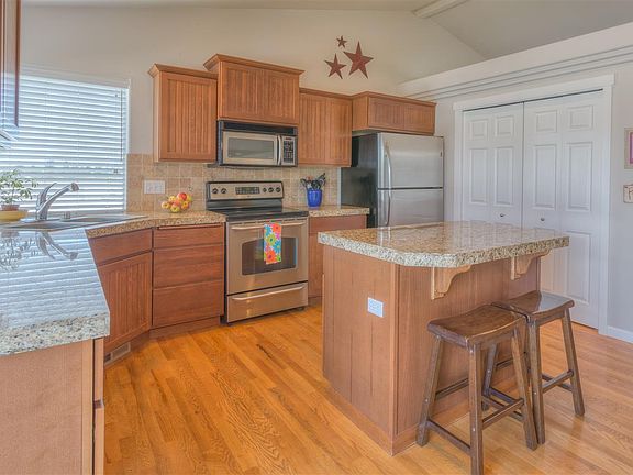 5th image of 19509 E Knox Ave