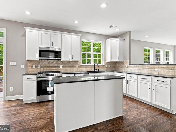5th image of 2740 Doral St