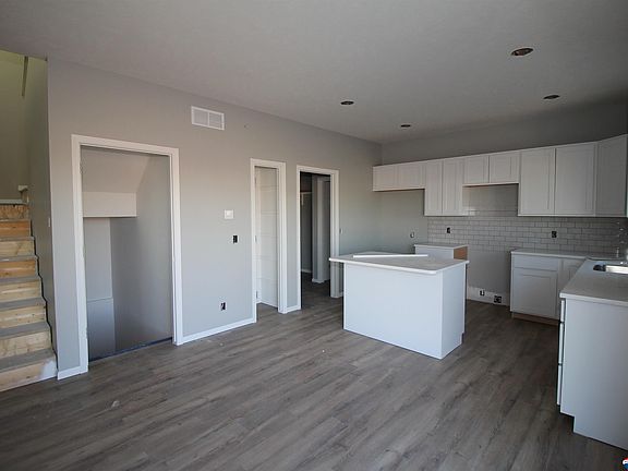 2nd image of 900 W Santa Clara St