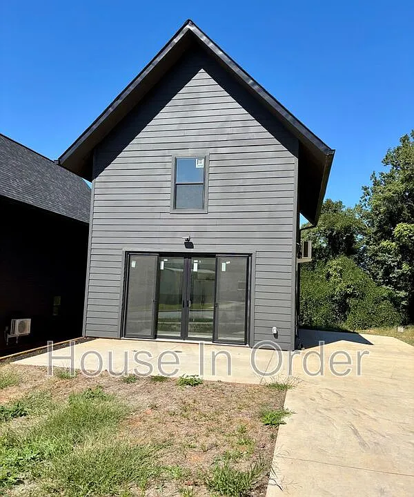 211 Cowan St
