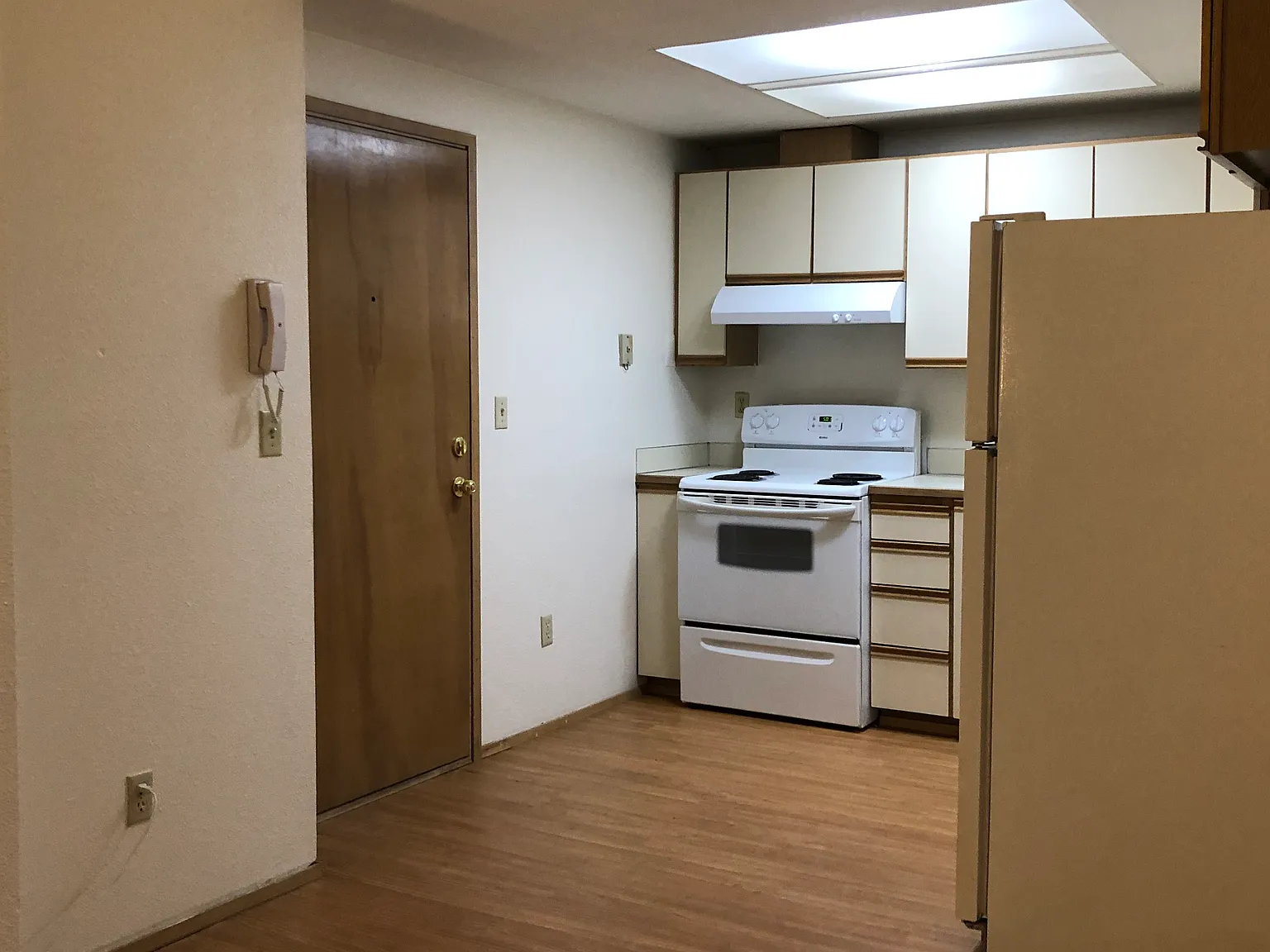3 bed, 1.5 bath, 687 sqft, $1,900 — Photo 2