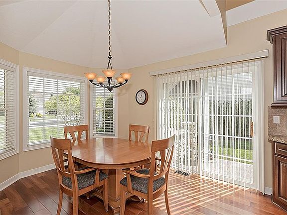 5th image of 424 E Glengary Cir