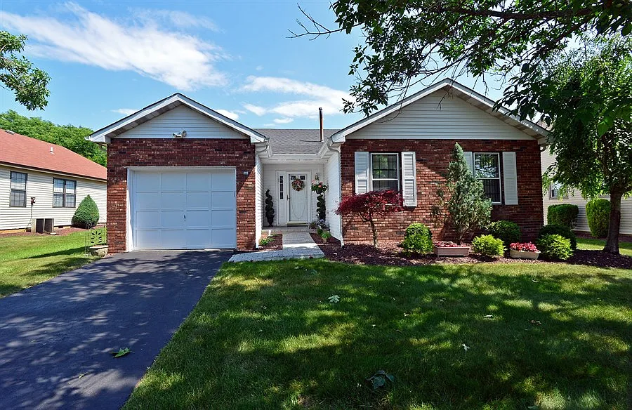11 Suffolk Way photo 1