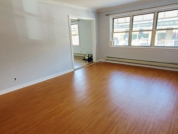 3rd image of 25-12 Hoyt Ave S #2C