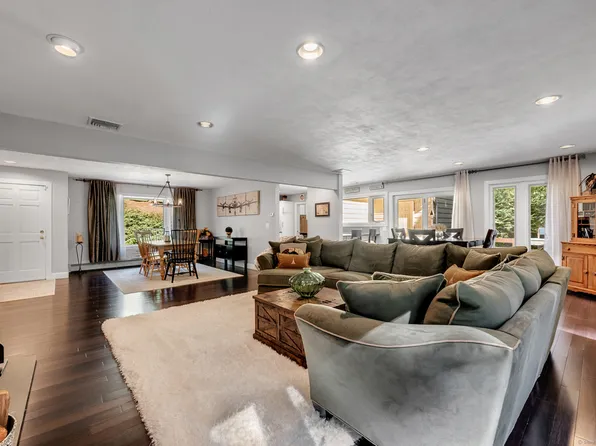 13 Country Squire Lane, Newtown, CT 06482