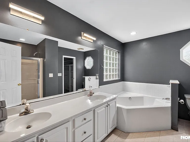 8006 Crenshaw Ln — Photo 15