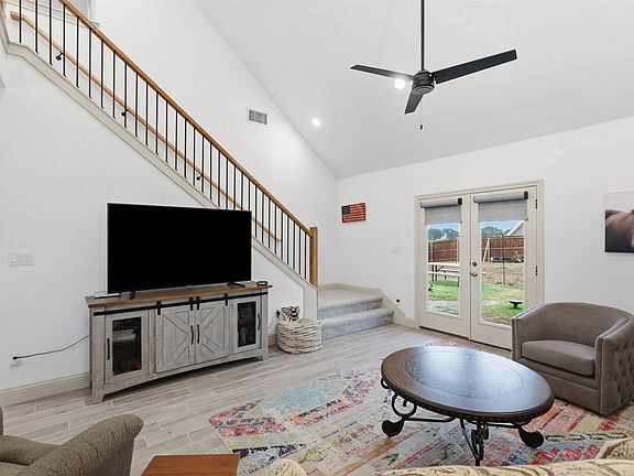 5th image of 423 Redbud Ln