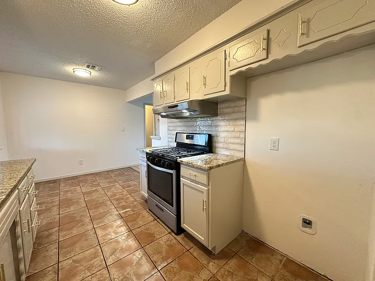817 NW 9th St — Photo 11