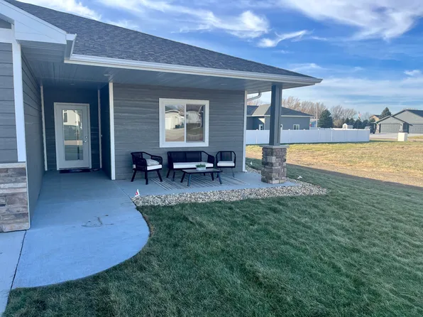 2827 Cottonwood Cir, Mitchell, SD 57301