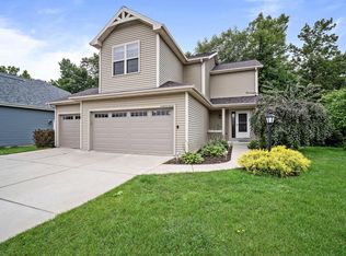 W206N16525 Marshland Dr, Jackson, WI 53037