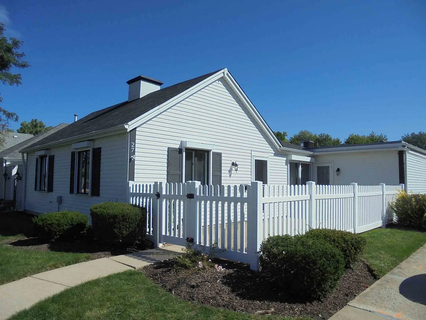 27 Garden Dr photo 1
