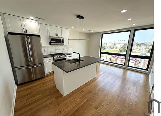 2nd image of 2636 Belgrade St #403