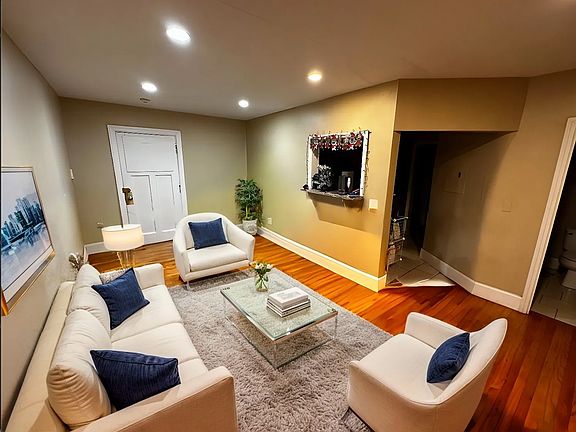 2nd image of 72 Egmont St #10