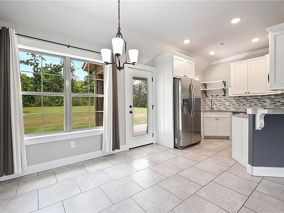 3rd image of 27 Lockhart Dr