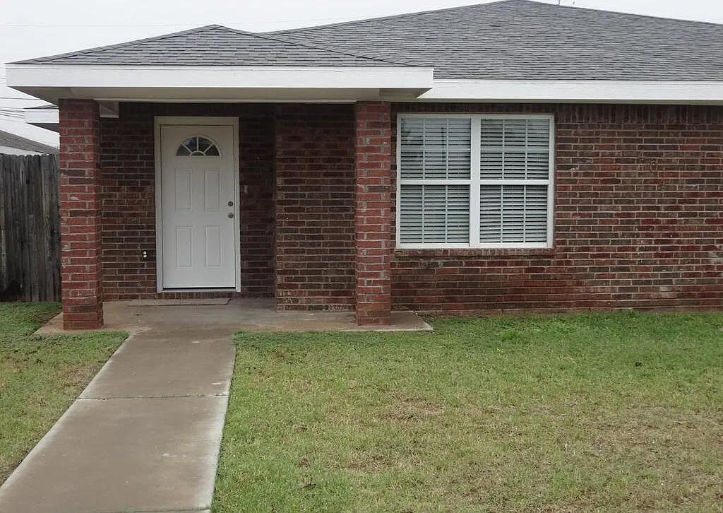 3 bed, 2.0 bath, 1680 sqft, $2,200 — Photo 2