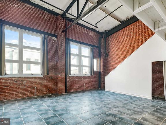 4th image of 810 N Hancock St APT 3