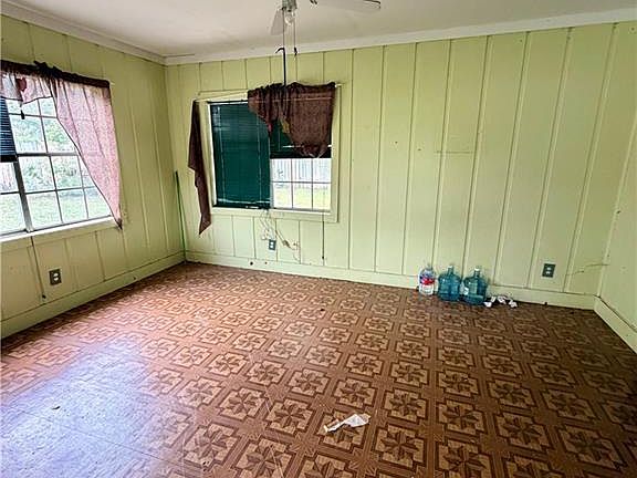 5th image of 401 Walter Wagers St