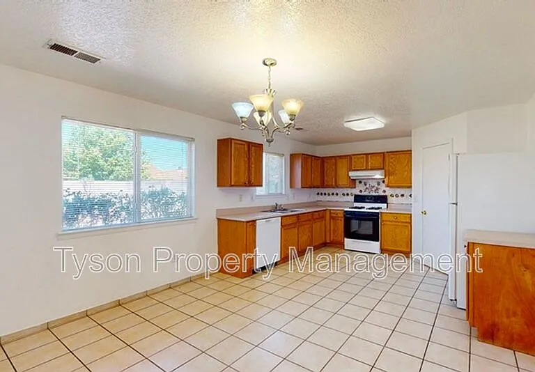 419 Sawtooth St SE — Photo 4
