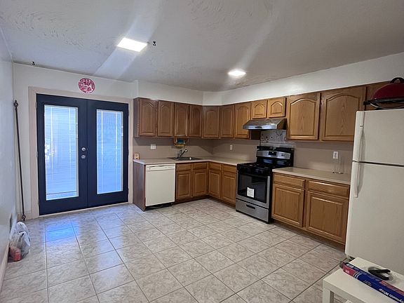 5th image of 517 Medina St