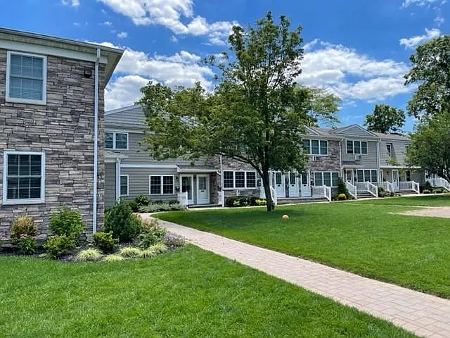 Fairfield Village At Commack — Photo 9