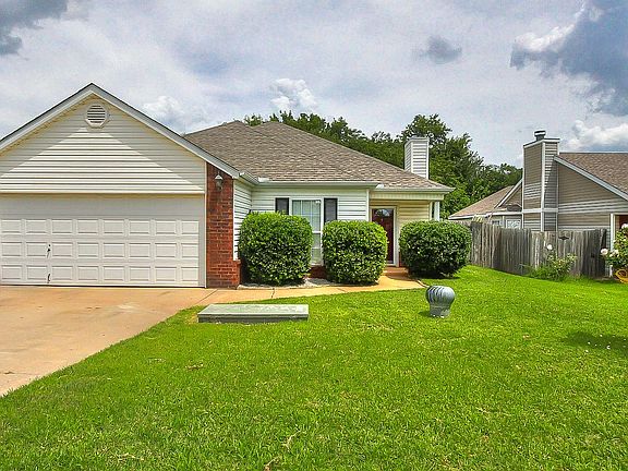 1033 Pinecrest front view