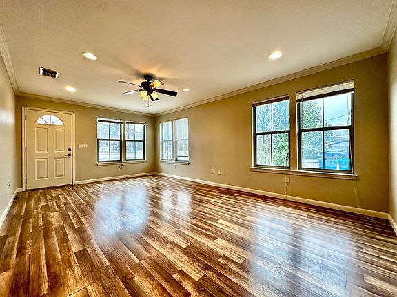 2nd image of 2910 Memorial Blvd