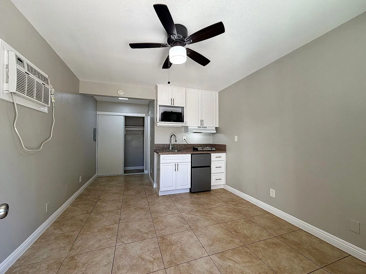 Studio Apartment Montclair, CA — Photo 4