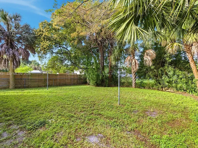 533 NW 15th Way — Photo 16