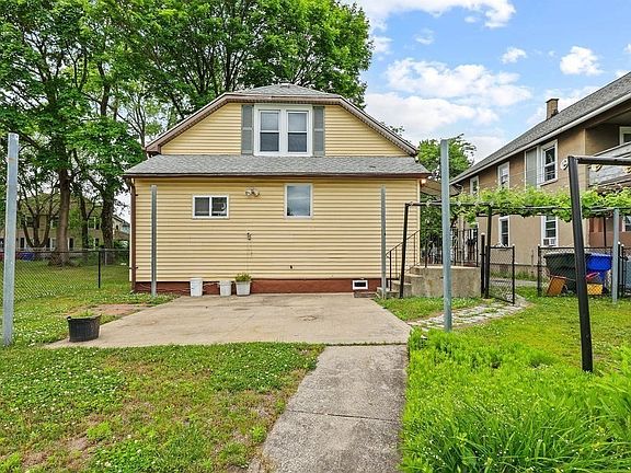 4th image of 81 Healey St