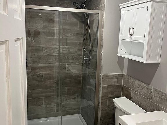 3rd image of 53 Smith St Floor 1