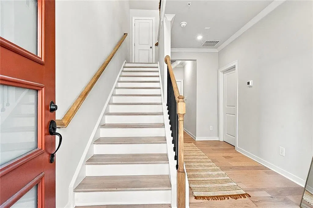 3 bed, 5.0 bath, 2512 sqft, $4,995 — Photo 3