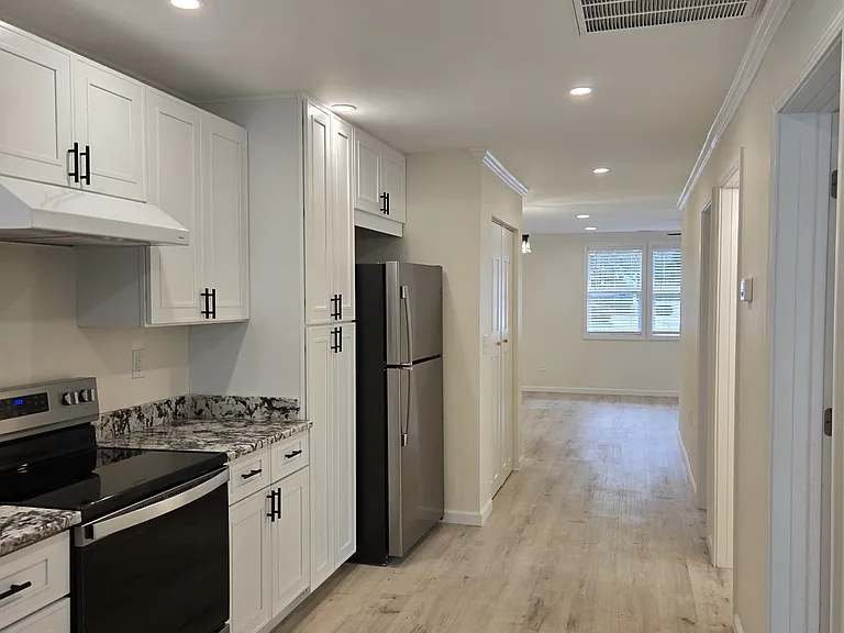 108 S Dixon Ave — Photo 6