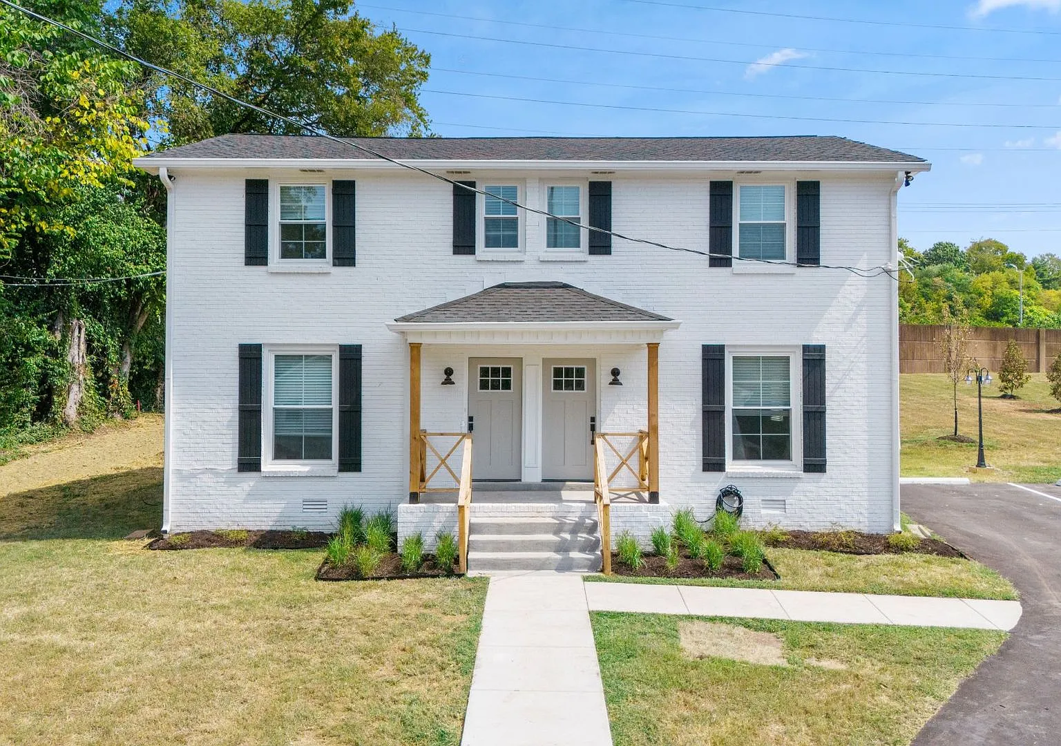 Completely Renovated 2BR, 1.5BA Duplex in West Nashville! — Photo 1